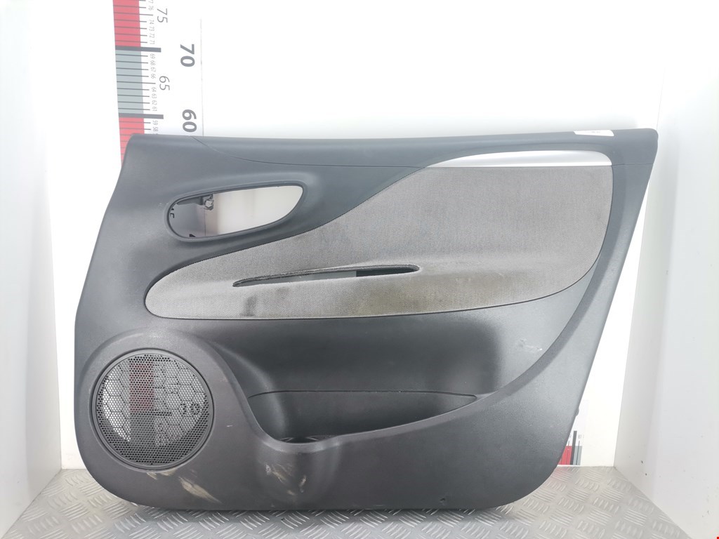 Обшивка двери передняя правая FIAT Grande Punto 2005-2009