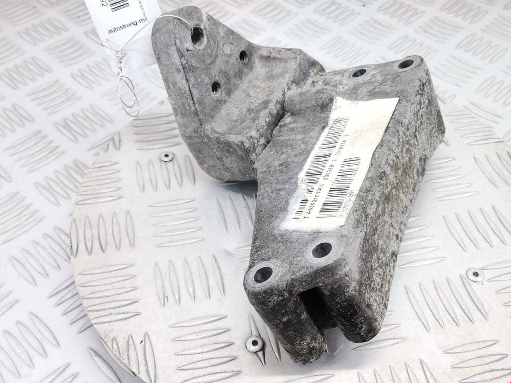 Кронштейн (крепление лапа) двигателя Mitsubishi Colt 6 (2002-2012)