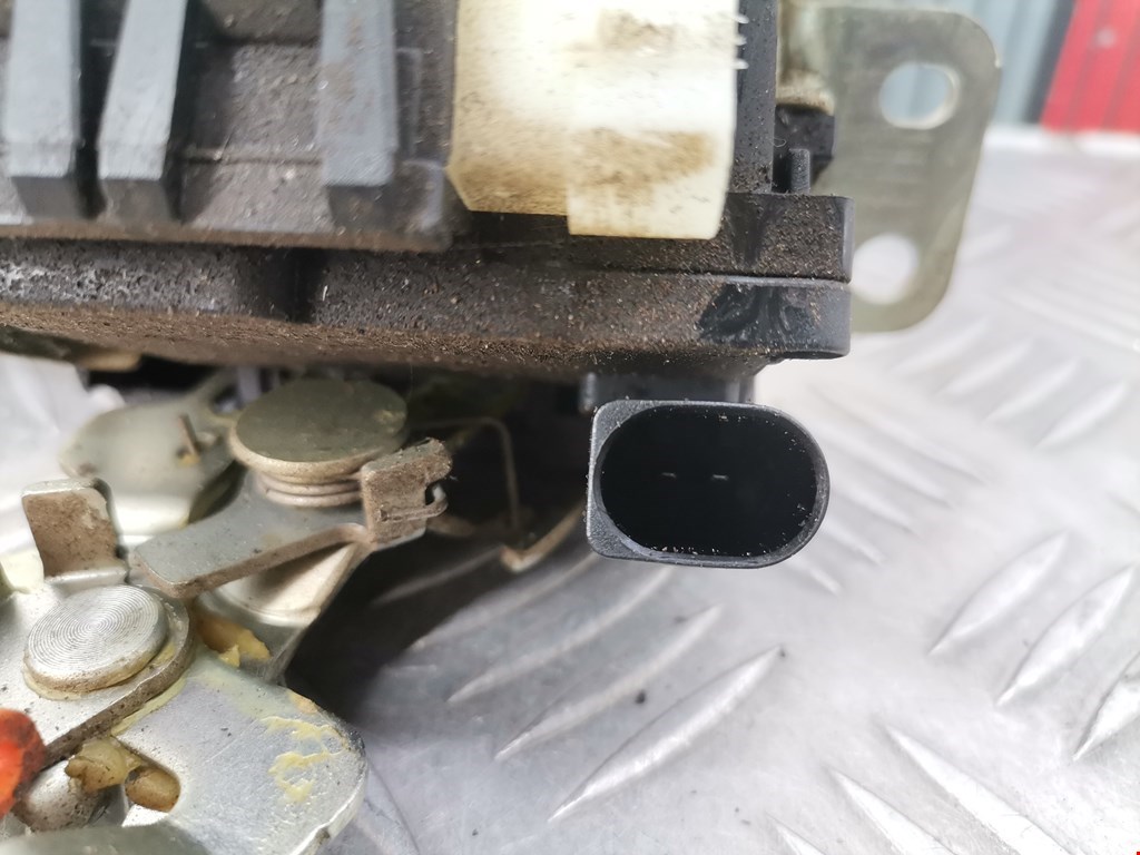 Замок багажника (крышки двери) MITSUBISHI Colt Z3 2003-2012