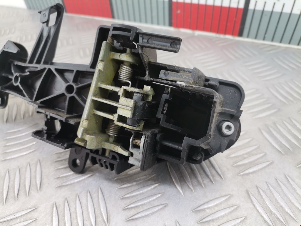 Ручка двери передней наружная правая BMW 1er E81\E87 2004-2011