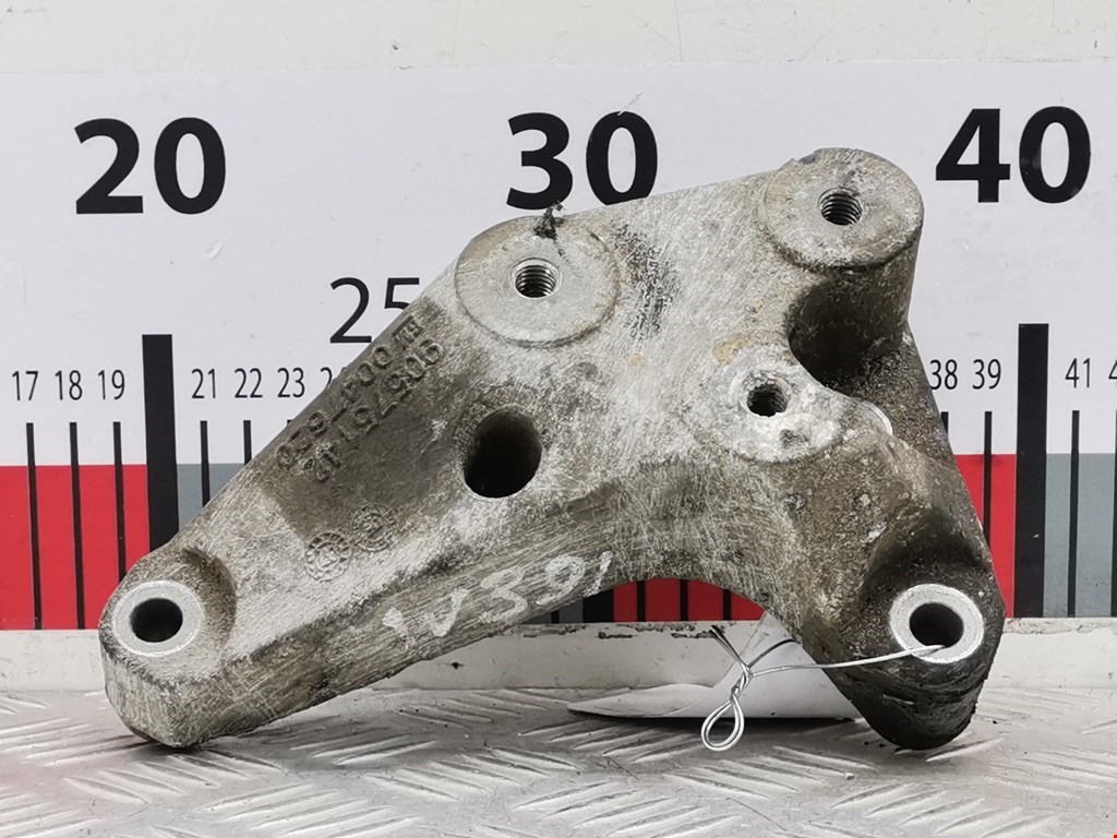 Кронштейн (крепление лапа траверса) кпп Opel Astra H (2004-2014)