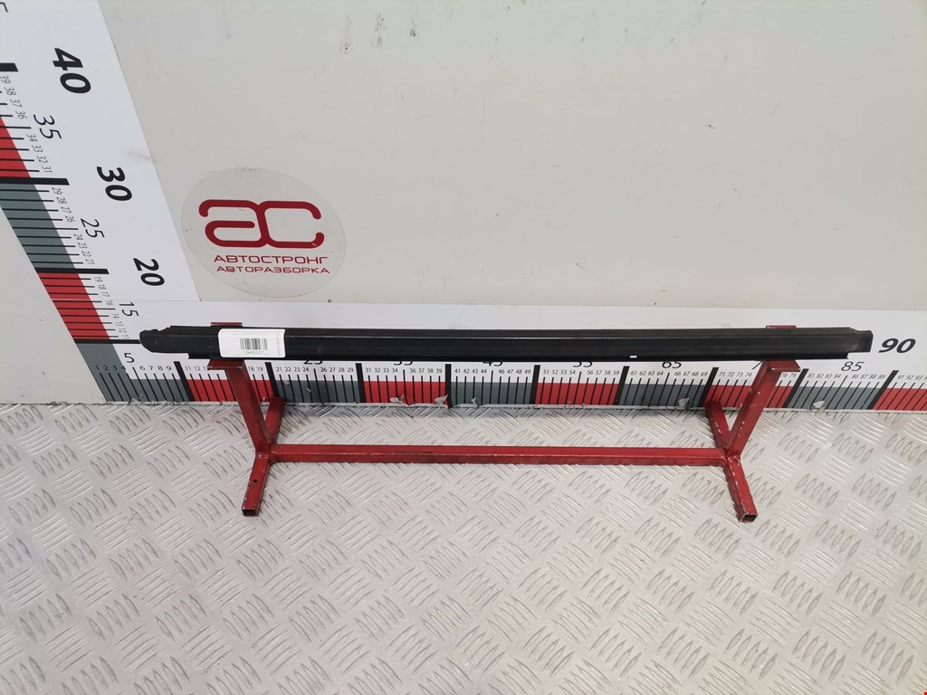 Накладка декоративная (молдинг) стекла двери передней правой Dodge Nitro (2006-2011)