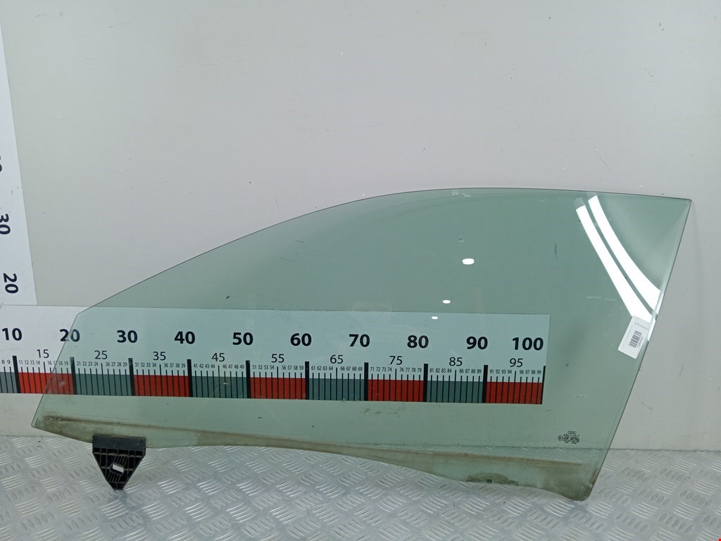 Стекло двери переднее левое AUDI A4 B6 2001-2005