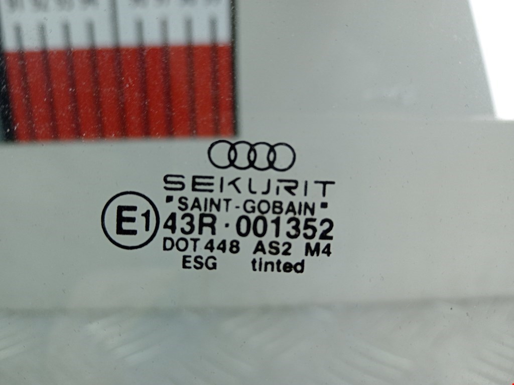 Стекло двери переднее левое AUDI A4 B6 2001-2005