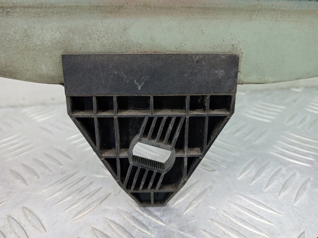 Стекло двери переднее левое AUDI A4 B6 2001-2005