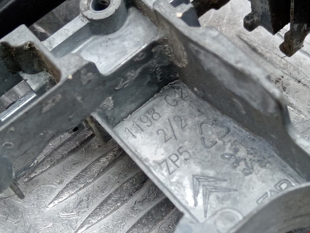 Кронштейн ручки PEUGEOT 207 2006-2015