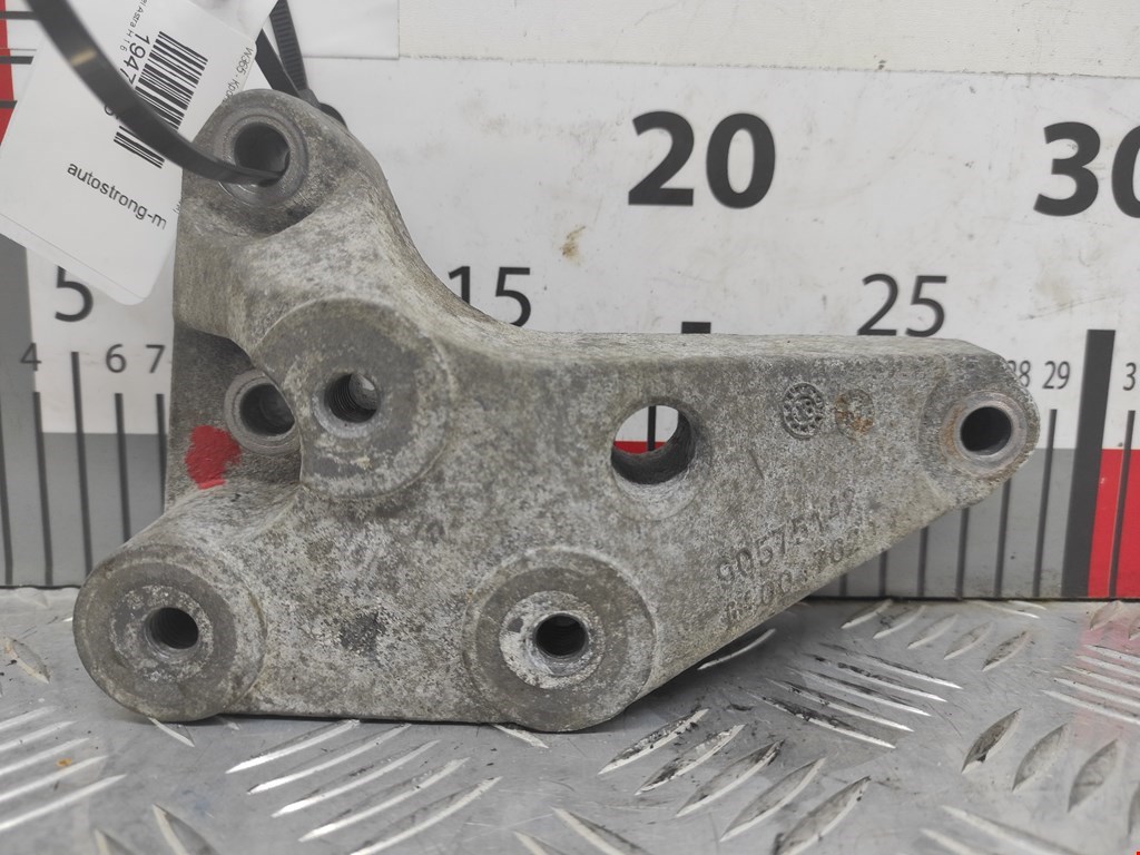 Кронштейн (крепление лапа траверса) кпп Opel Astra H (2004-2014)