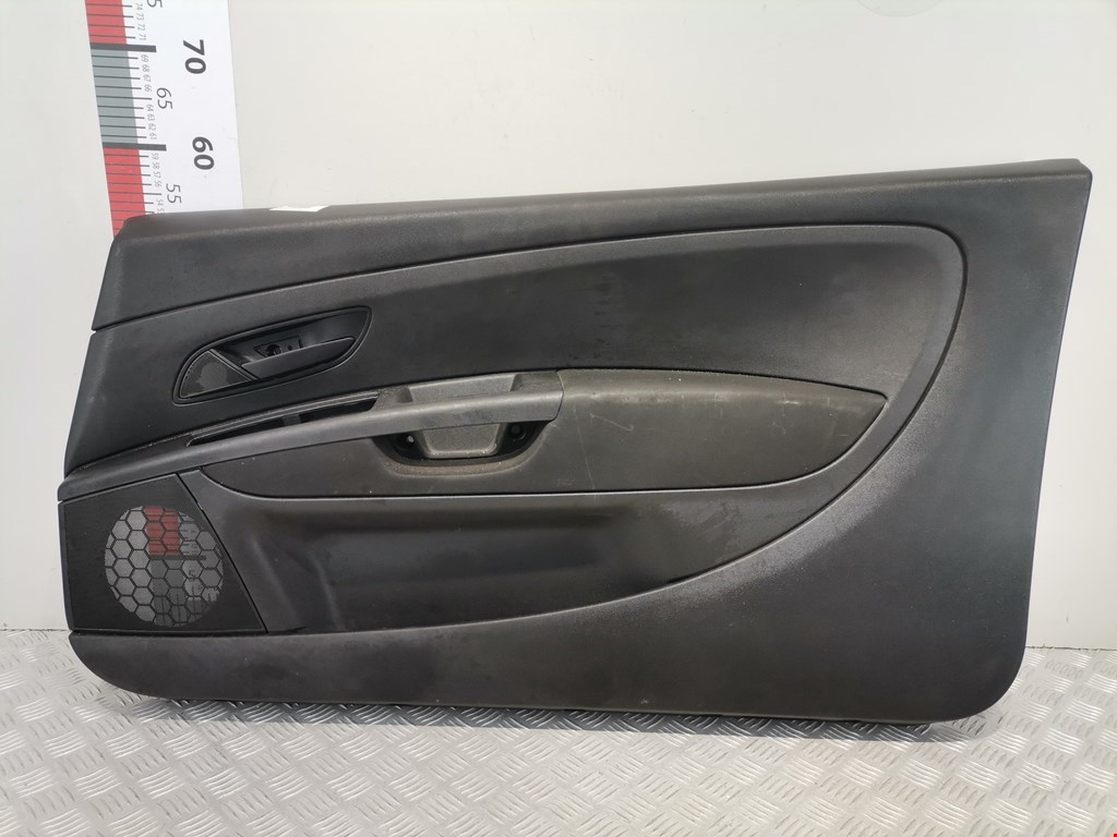 Обшивка двери передняя правая FIAT Grande Punto 2005-2009