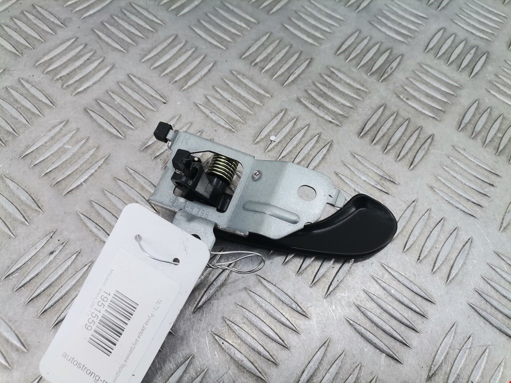 Ручка дверная передняя внутренняя правая MITSUBISHI Space Star 1999-2006