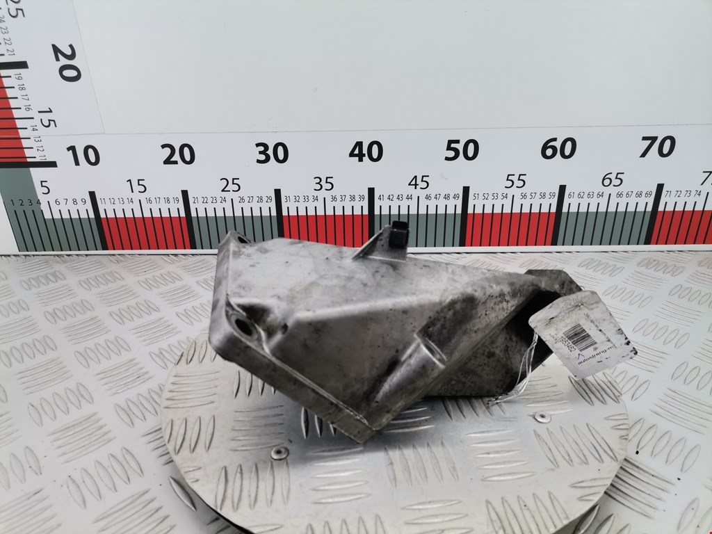 Кронштейн (крепление лапа) двигателя Audi A4 B6 (2000-2006)