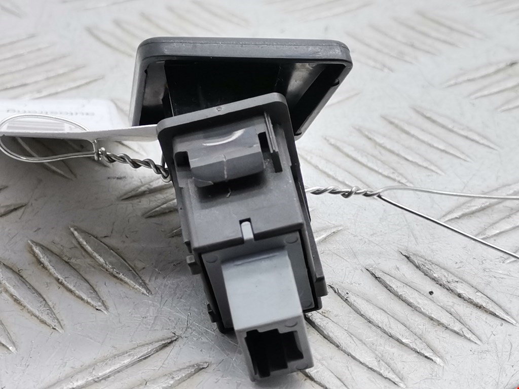 Кнопка аварийной сигнализации (аварийки) TOYOTA Yaris II XP50 2005-2011