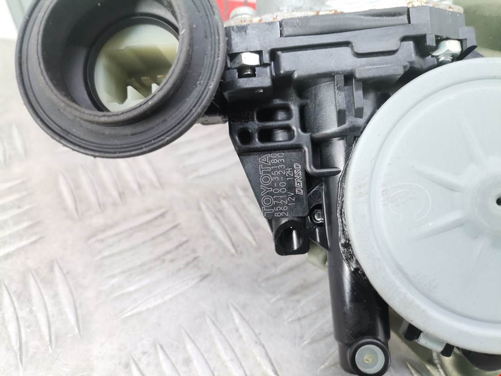 Стеклоподъемник задний правый TOYOTA Prius II XW20 2003-2012