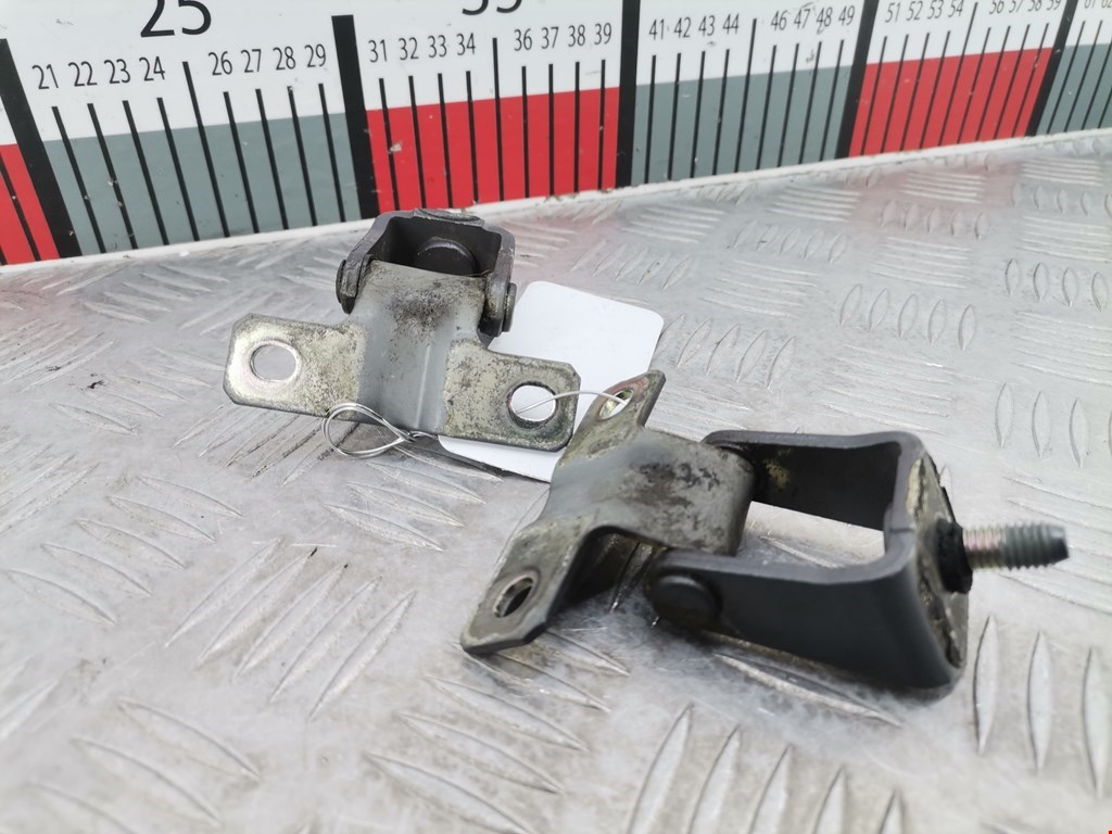 Петля крышки (двери) багажника Mitsubishi Outlander 2 (XL) (2006-2012)