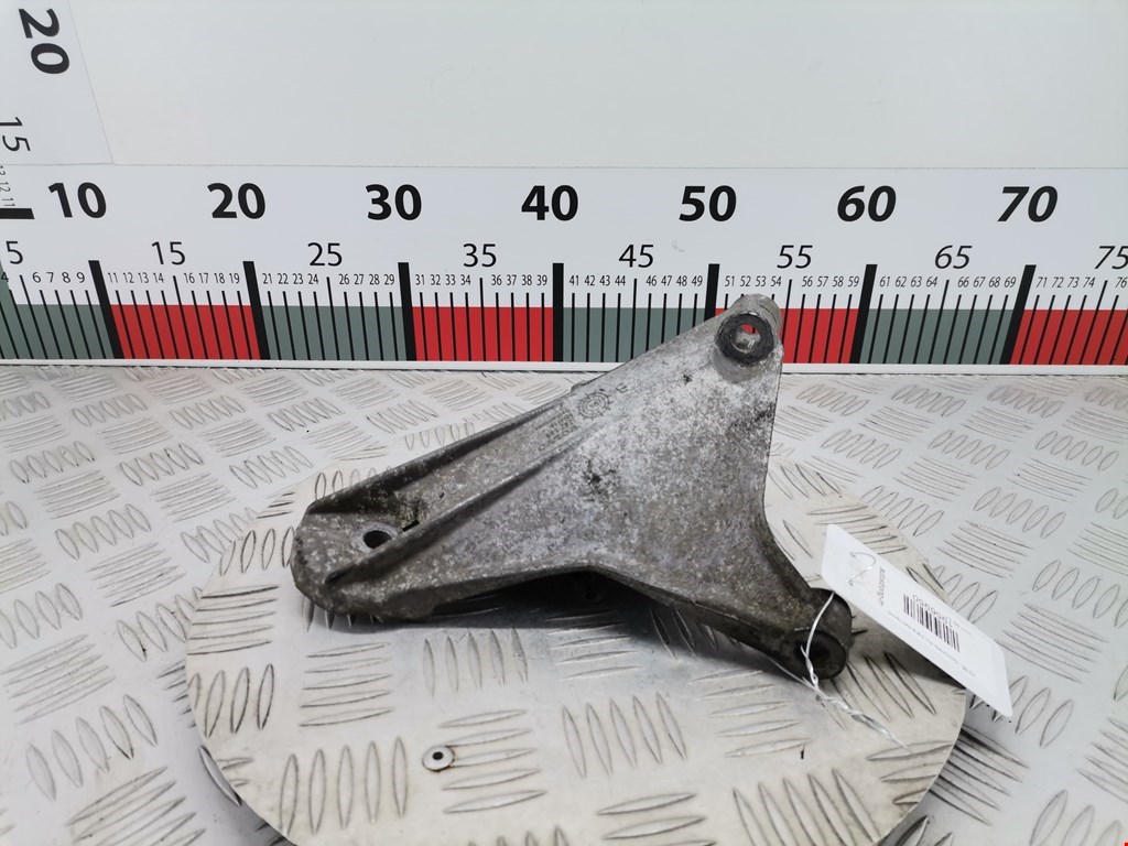 Кронштейн (крепление лапа траверса) кпп Volvo 850 (1991-1996)