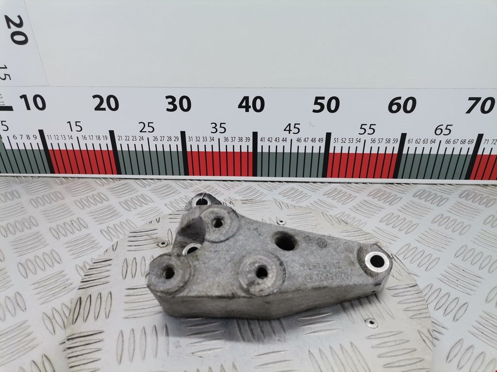 Кронштейн (крепление лапа траверса) кпп Opel Astra H (2004-2014)