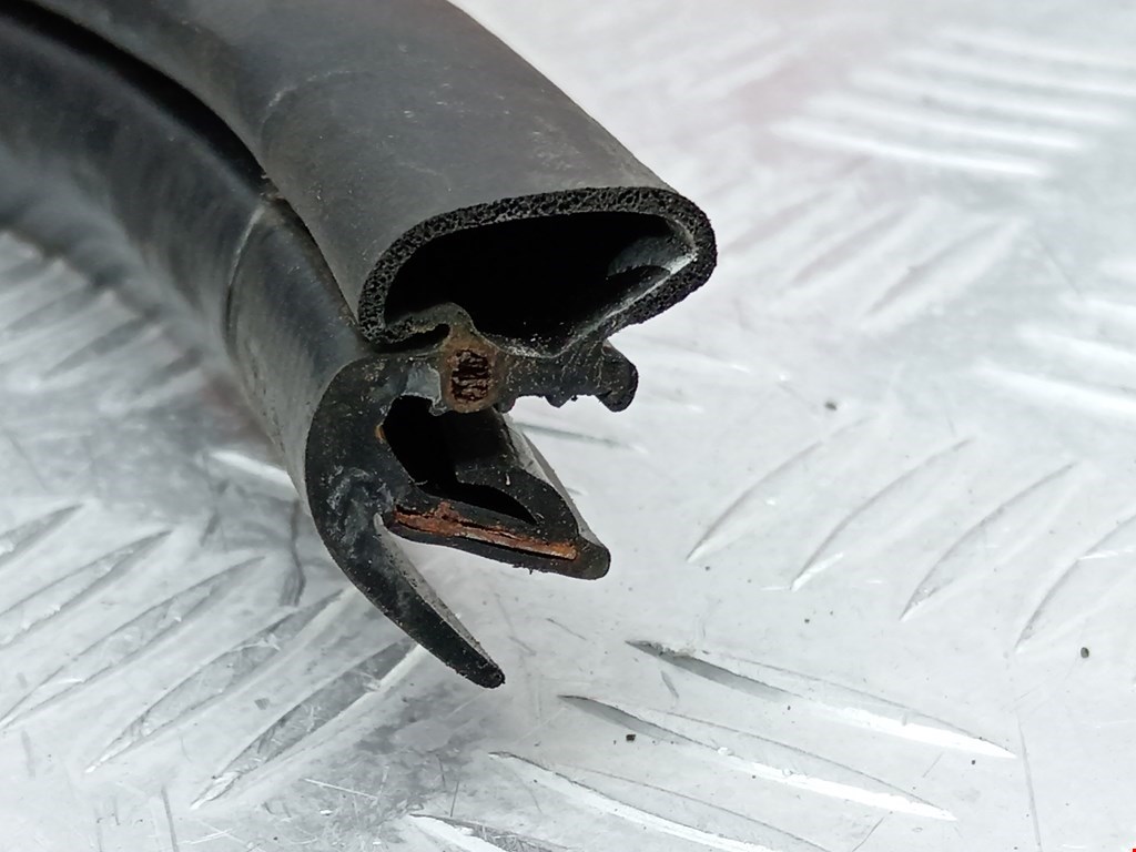 Уплотнитель двери KIA Cee'd I 2006-2012