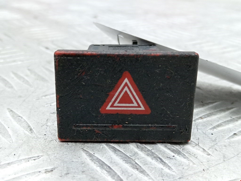 Кнопка аварийной сигнализации Volkswagen Touareg 1 (2002-2010)