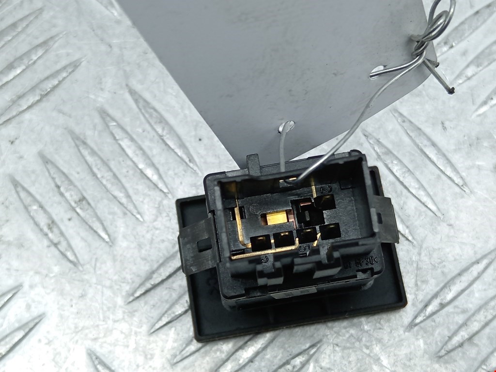 Кнопка аварийной сигнализации (аварийки) VOLKSWAGEN Touareg 2002-2010