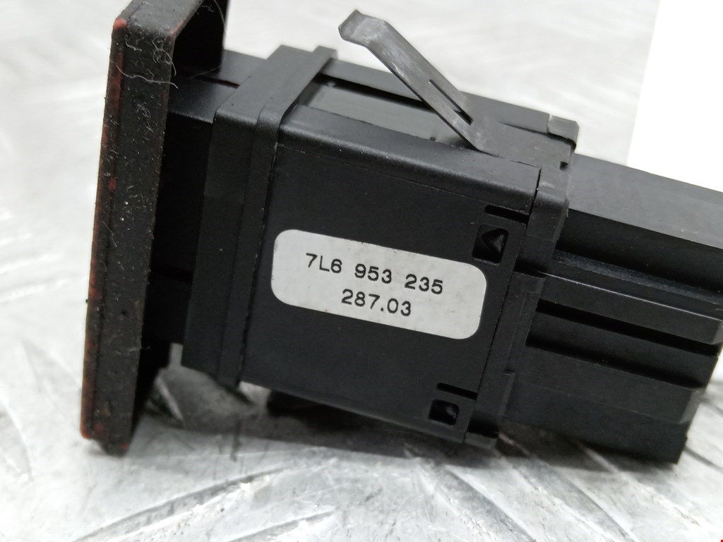 Кнопка аварийной сигнализации (аварийки) VOLKSWAGEN Touareg 2002-2010