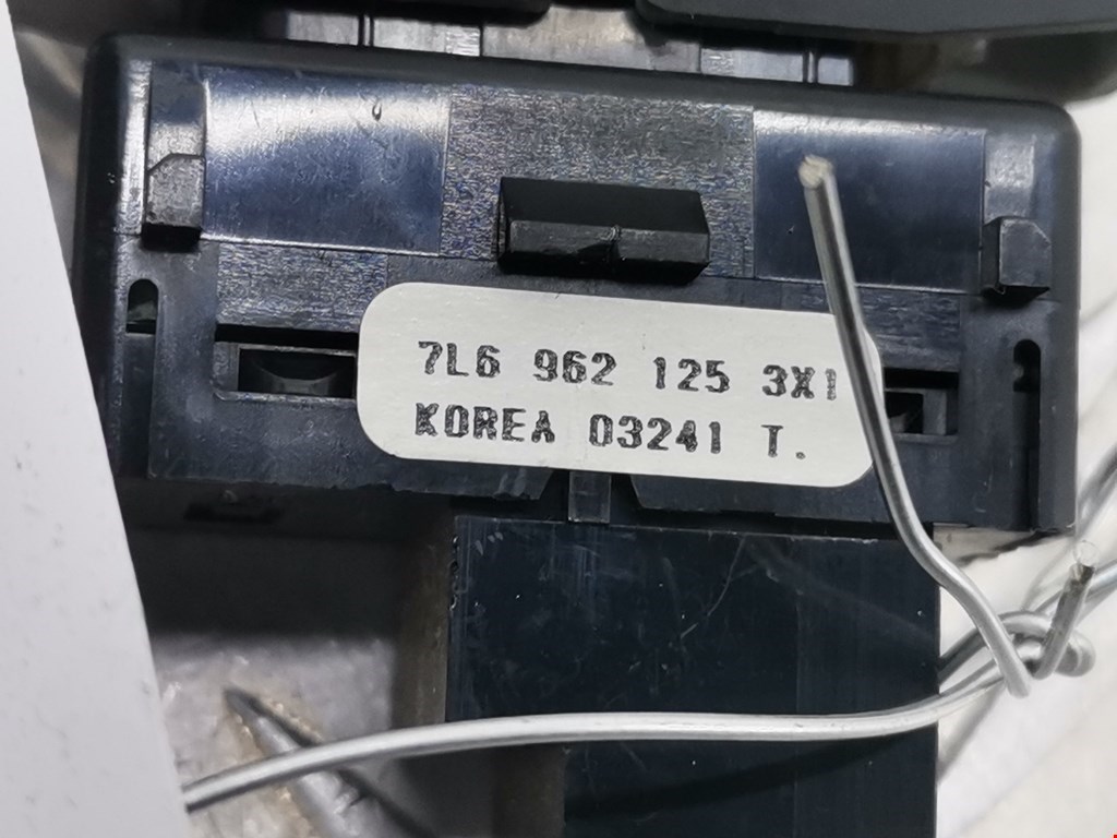 Кнопка центрального замка VOLKSWAGEN Touareg 2002-2010