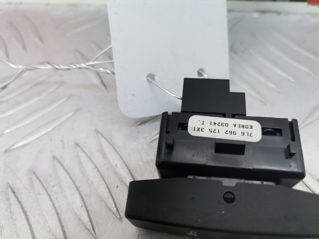 Кнопка центрального замка VOLKSWAGEN Touareg 2002-2010