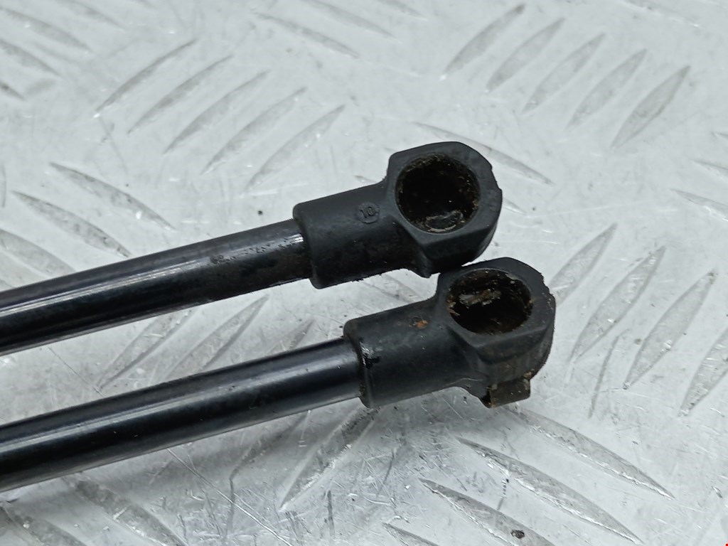 Амортизатор крышки (двери) багажника VOLKSWAGEN Touareg 2002-2010