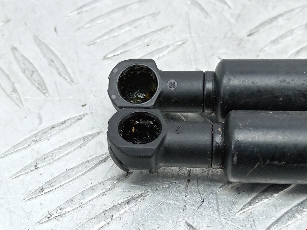 Амортизатор крышки (двери) багажника VOLKSWAGEN Touareg 2002-2010