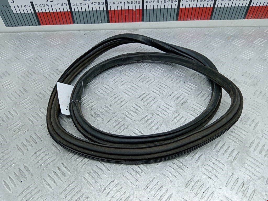 Уплотнитель (внутри) MITSUBISHI Pajero IV 2006-2022