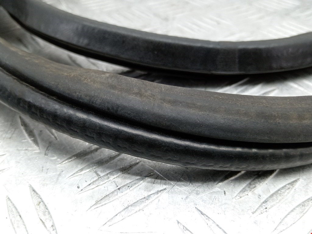 Уплотнитель (внутри) MITSUBISHI Pajero IV 2006-2022