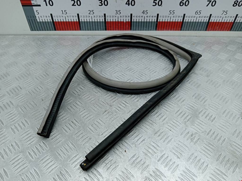 Уплотнитель двери MITSUBISHI Pajero IV 2006-2022