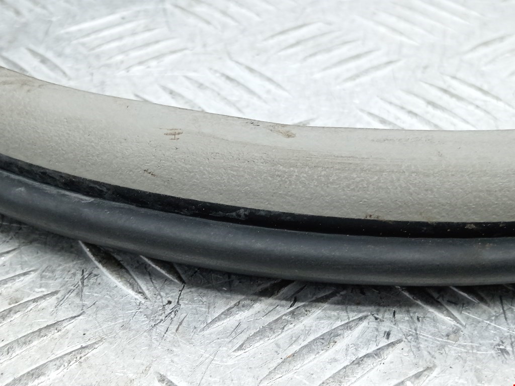 Уплотнитель двери MITSUBISHI Pajero IV 2006-2022