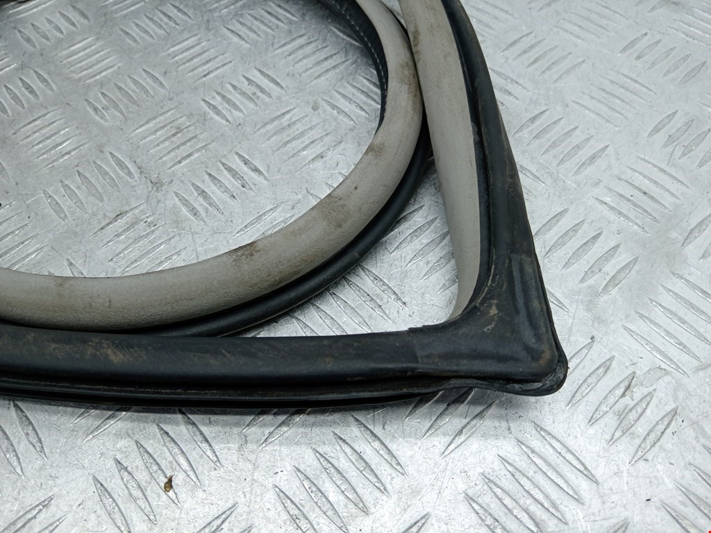 Уплотнитель двери MITSUBISHI Pajero IV 2006-2022