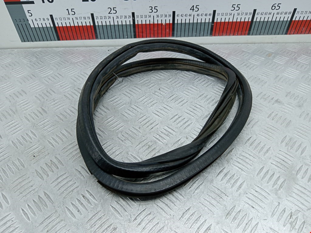 Уплотнитель (внутри) MITSUBISHI Pajero IV 2006-2022