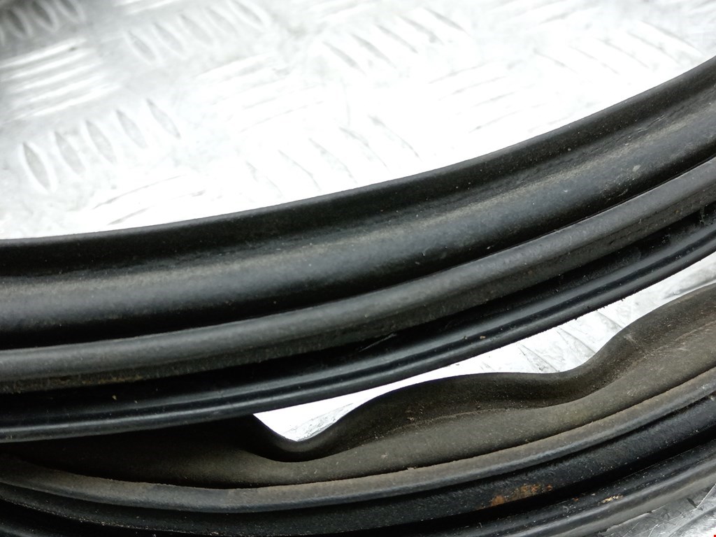 Уплотнитель (внутри) MITSUBISHI Pajero IV 2006-2022