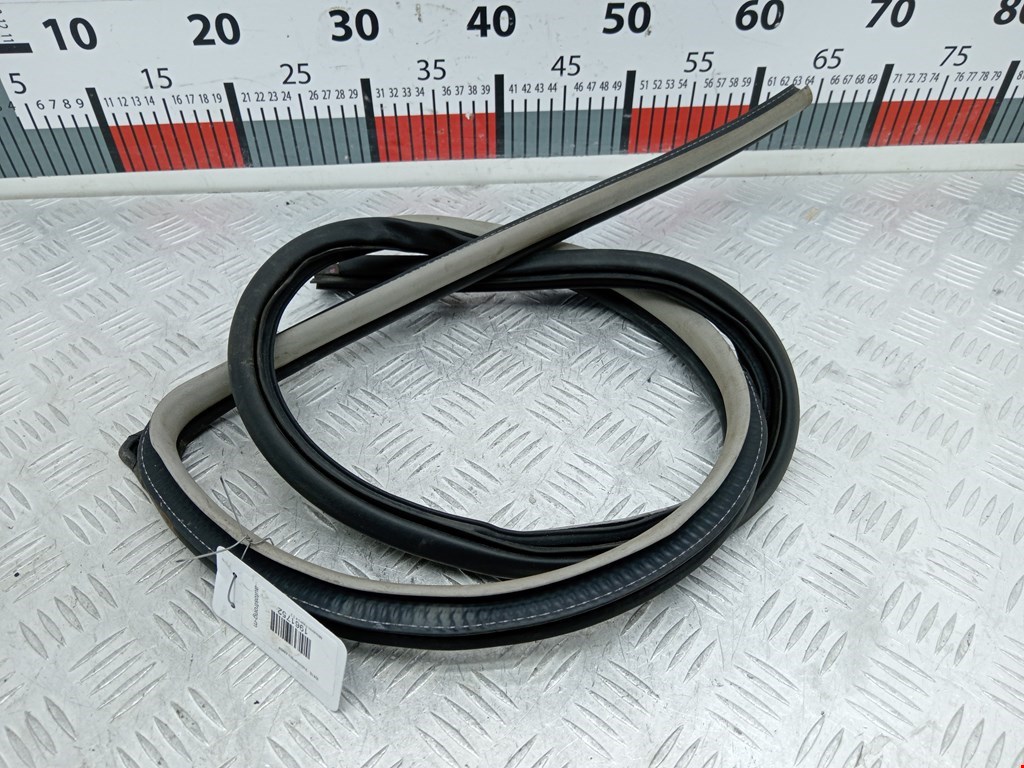 Уплотнитель двери MITSUBISHI Pajero IV 2006-2022