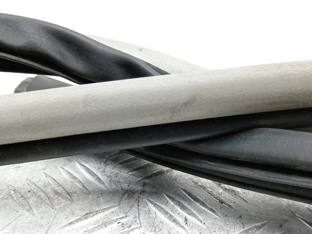 Уплотнитель двери MITSUBISHI Pajero IV 2006-2022