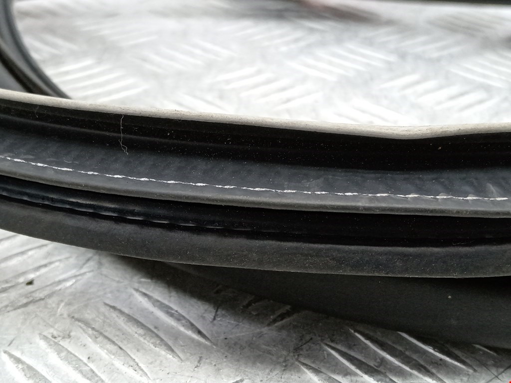 Уплотнитель двери MITSUBISHI Pajero IV 2006-2022