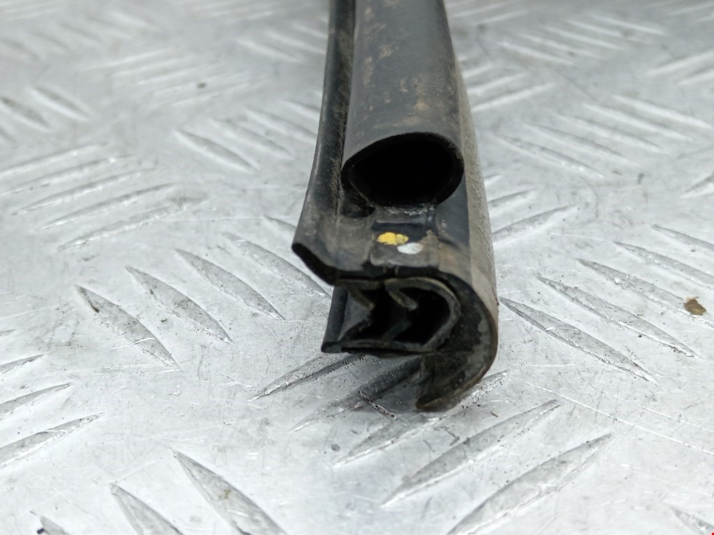 Уплотнитель двери MITSUBISHI Pajero IV 2006-2022