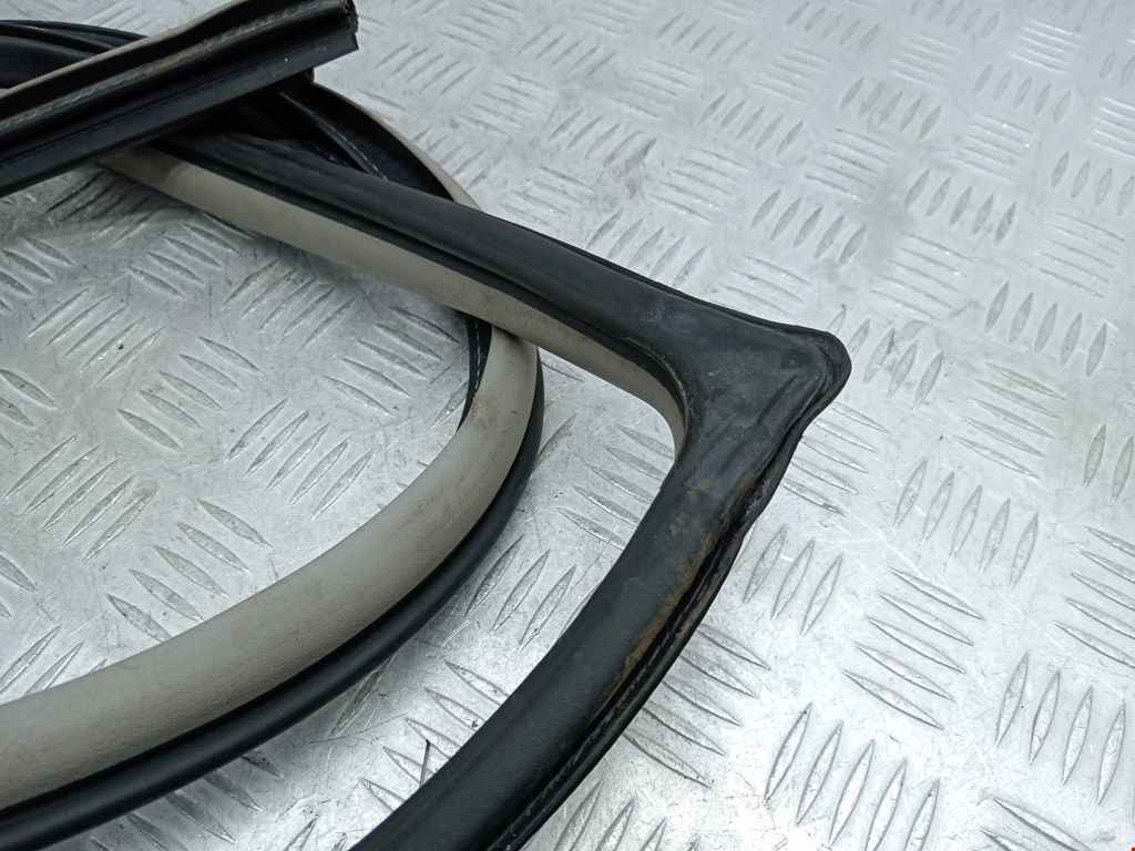 Уплотнитель двери MITSUBISHI Pajero IV 2006-2022