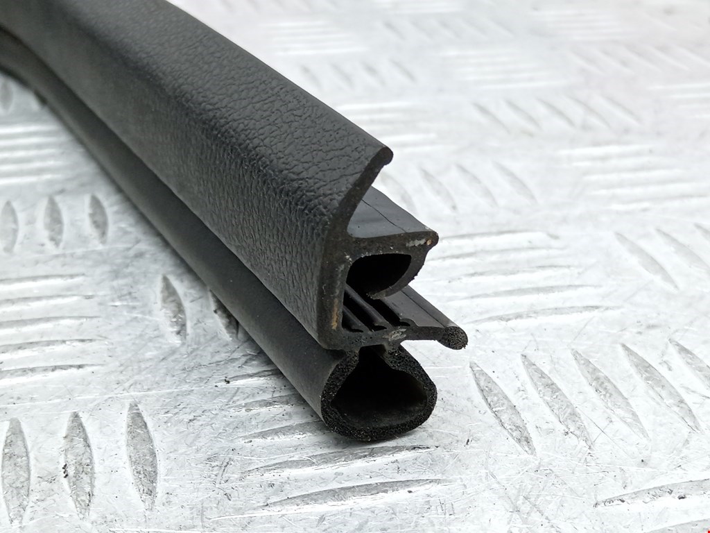 Уплотнитель двери FORD Kuga 2008-2012