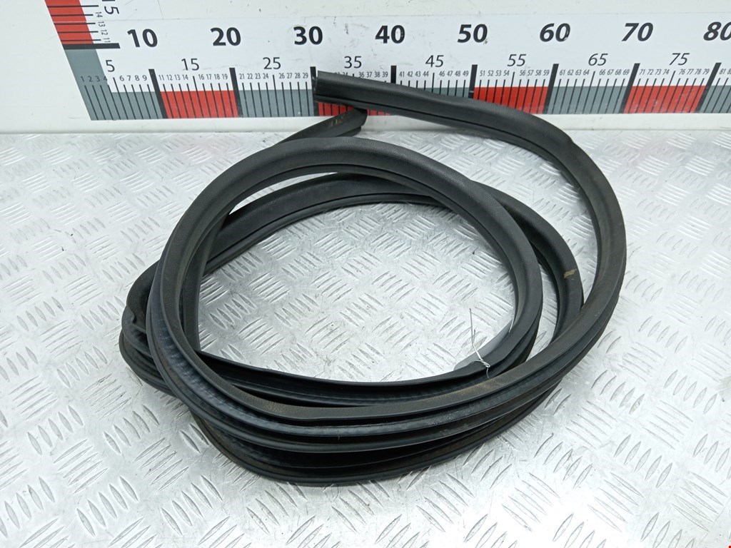 Уплотнитель двери FORD Kuga 2008-2012