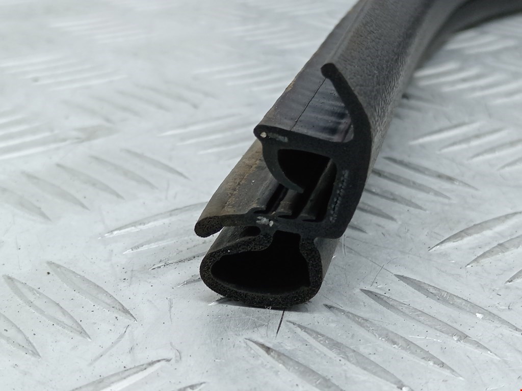 Уплотнитель двери FORD Kuga 2008-2012