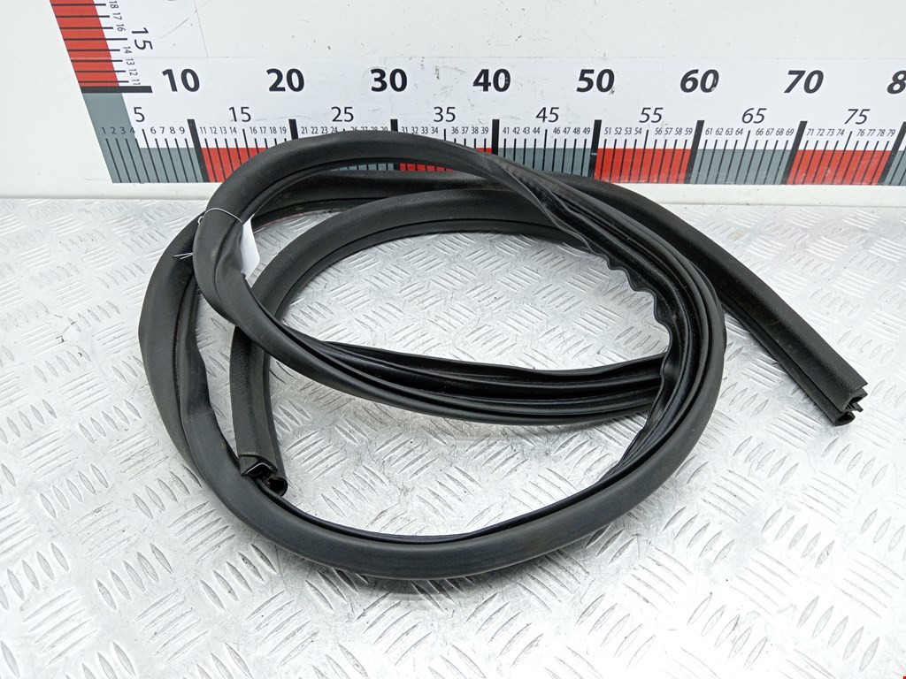 Уплотнитель двери FORD Kuga 2008-2012