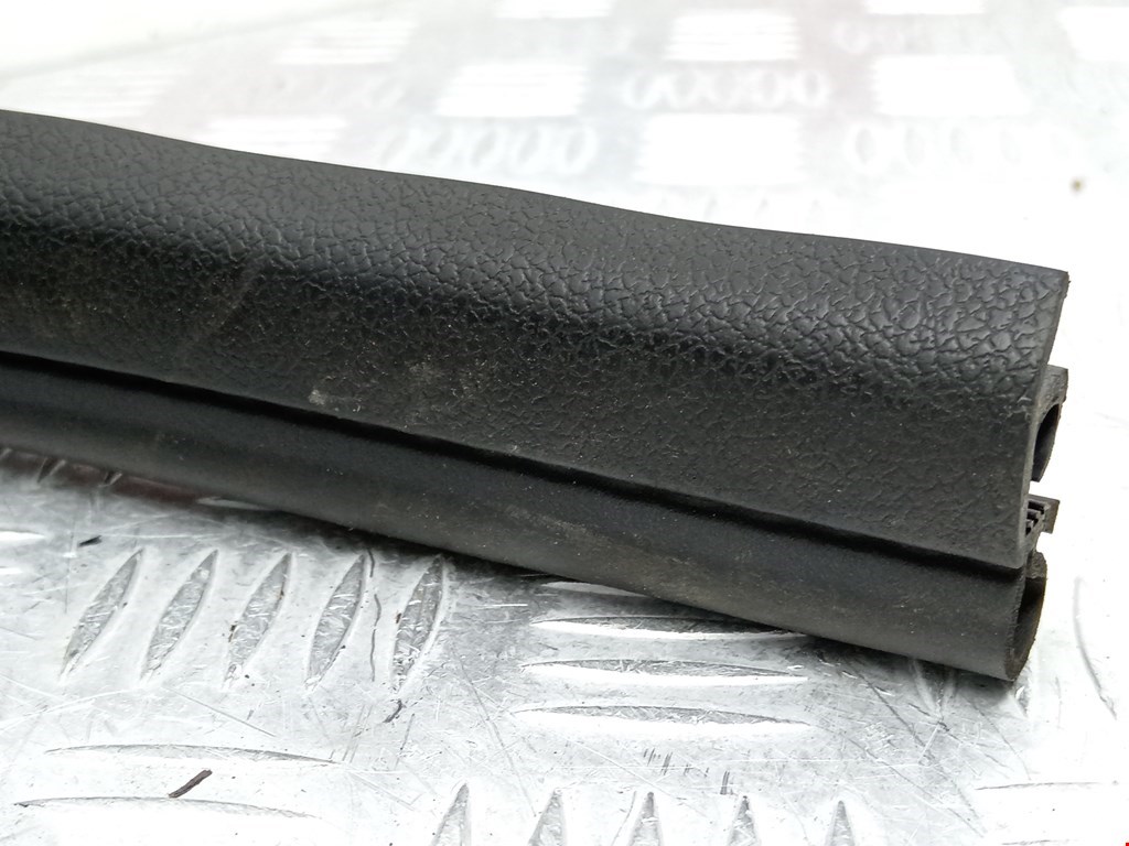 Уплотнитель двери FORD Kuga 2008-2012