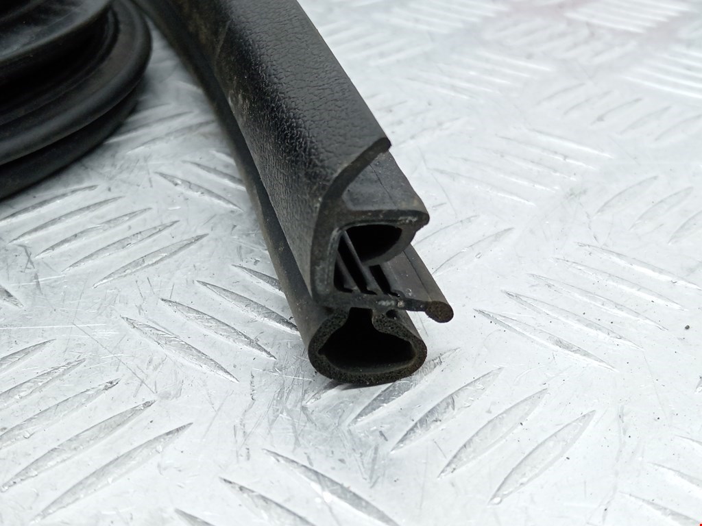 Уплотнитель двери FORD Kuga 2008-2012