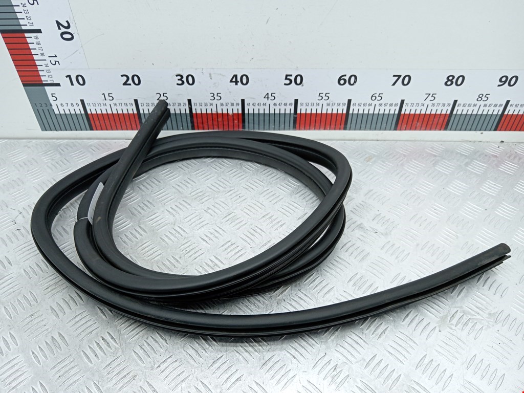 Уплотнитель двери FORD Kuga 2008-2012