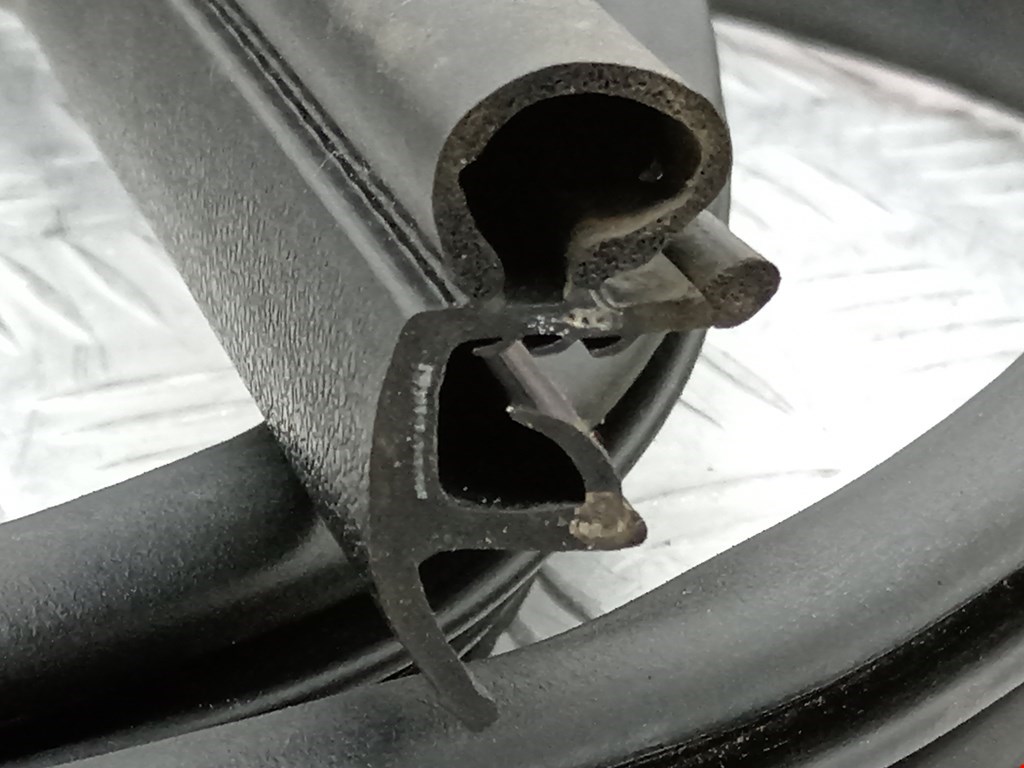 Уплотнитель двери FORD Kuga 2008-2012