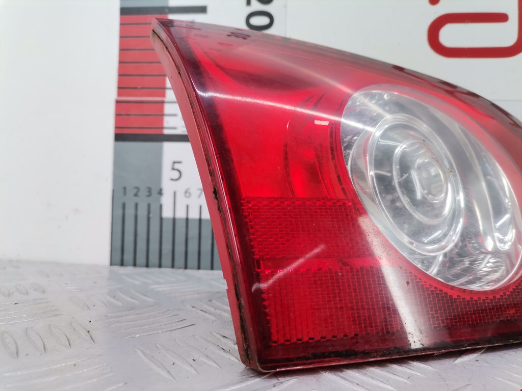 Фонарь задний внутренний левый VOLKSWAGEN Passat B6 2005-2011