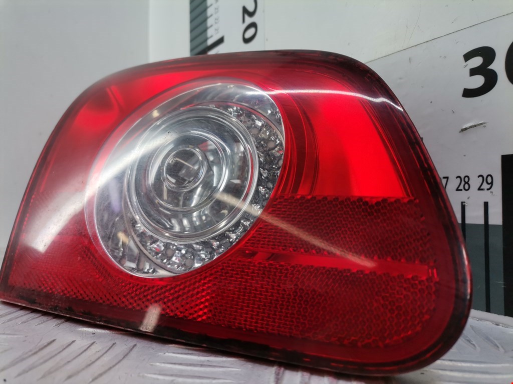 Фонарь задний внутренний левый VOLKSWAGEN Passat B6 2005-2011