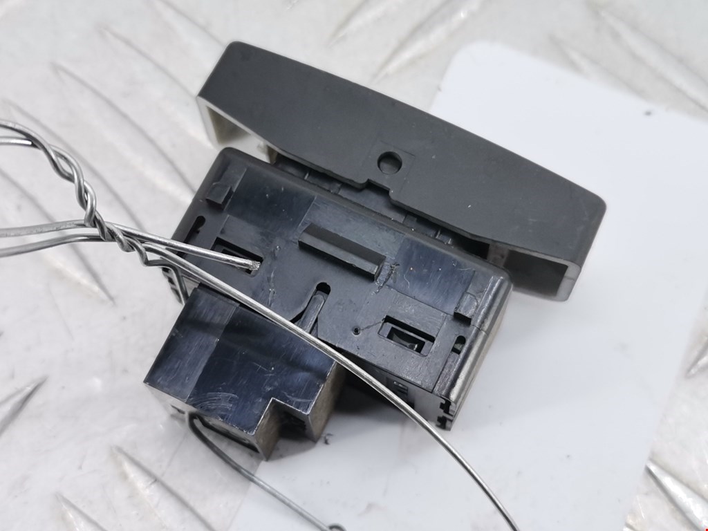 Кнопка центрального замка VOLKSWAGEN Touareg 2002-2010